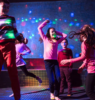 ¿Tu hijo es un apasionado de la música y el ritmo? ¡Entonces nuestros cumpleaños temáticos de música y baile son ideales para él!