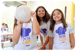 Nuestros chefs instructores guían a los niños y niñas a través de una receta deliciosamente entretenida.