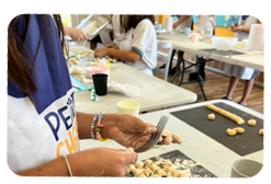 Desde pie de limón hasta galletón y manjarate, los niños preparan y disfrutan de sus creaciones culinarias. Puedes elegir tu receta favorita.